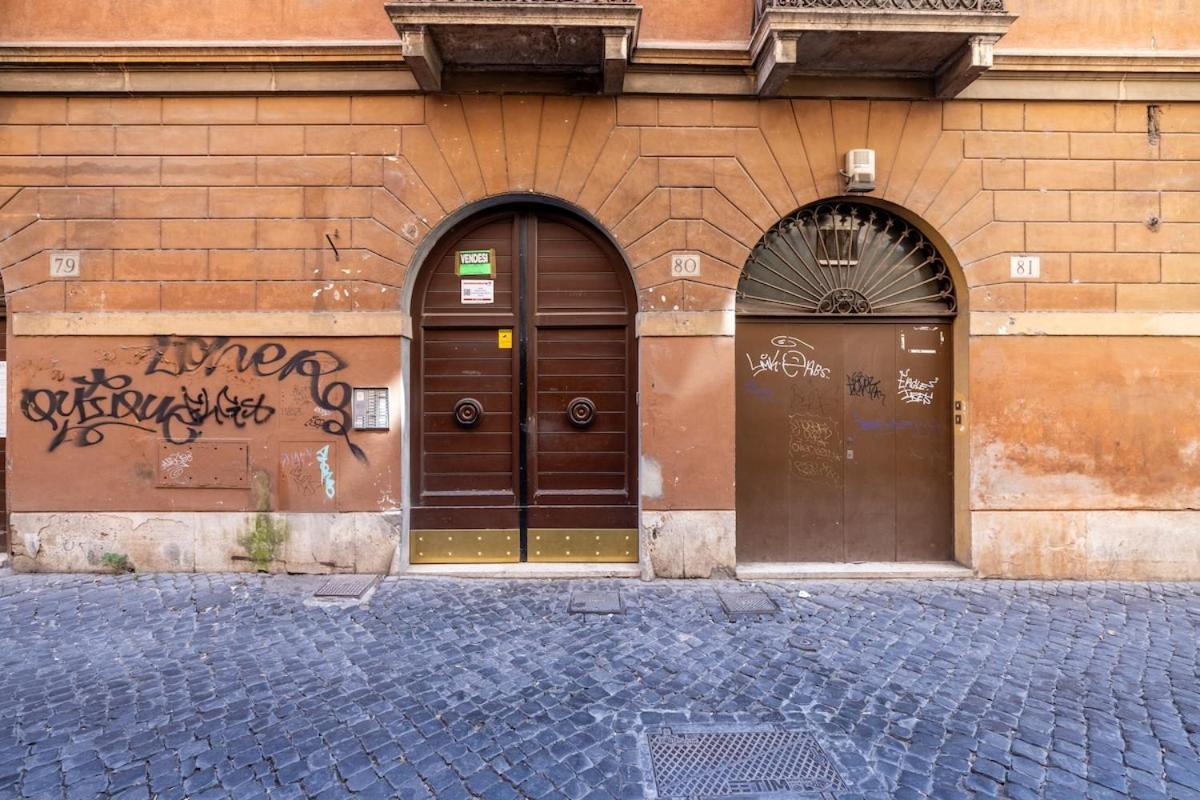 Romantic Refuge In Piazza Navona Apartment